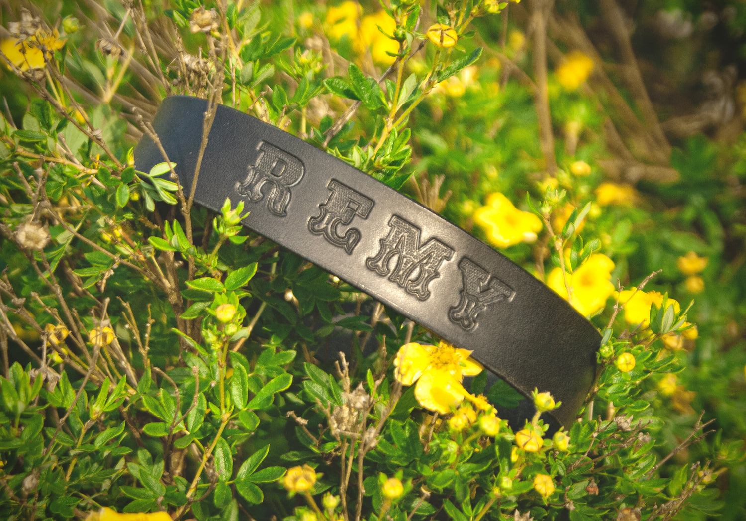 Handgemaakte leren halsband zwart met tekst Remy