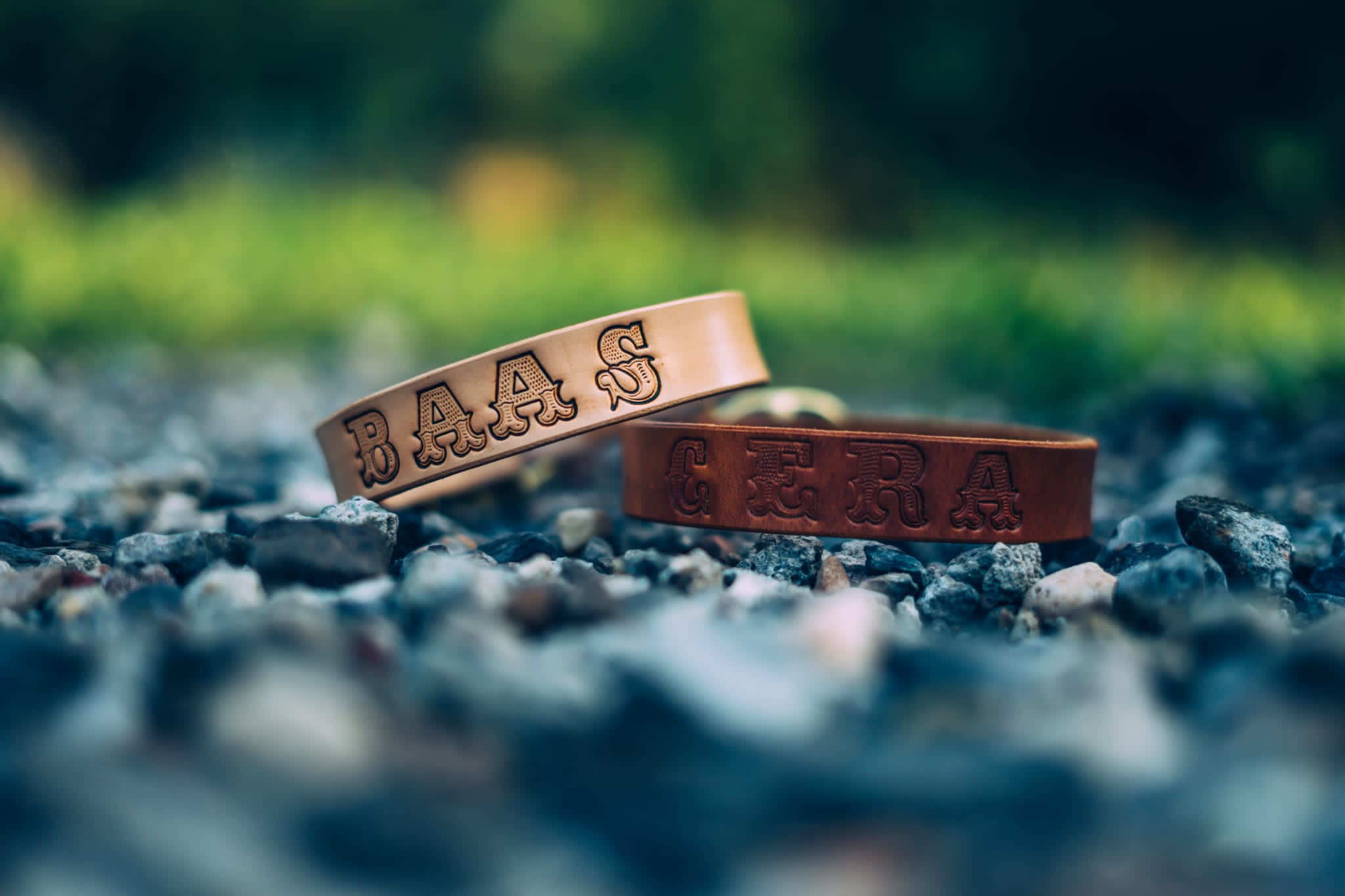 Handmade leren halsband voor de hond met eigen naam van de hond