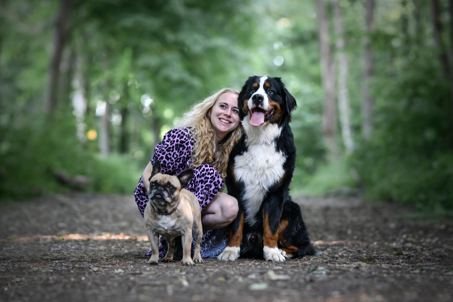 Loes Simonetti met haar honden een berner Sennenhond en franse bulldog in het bos