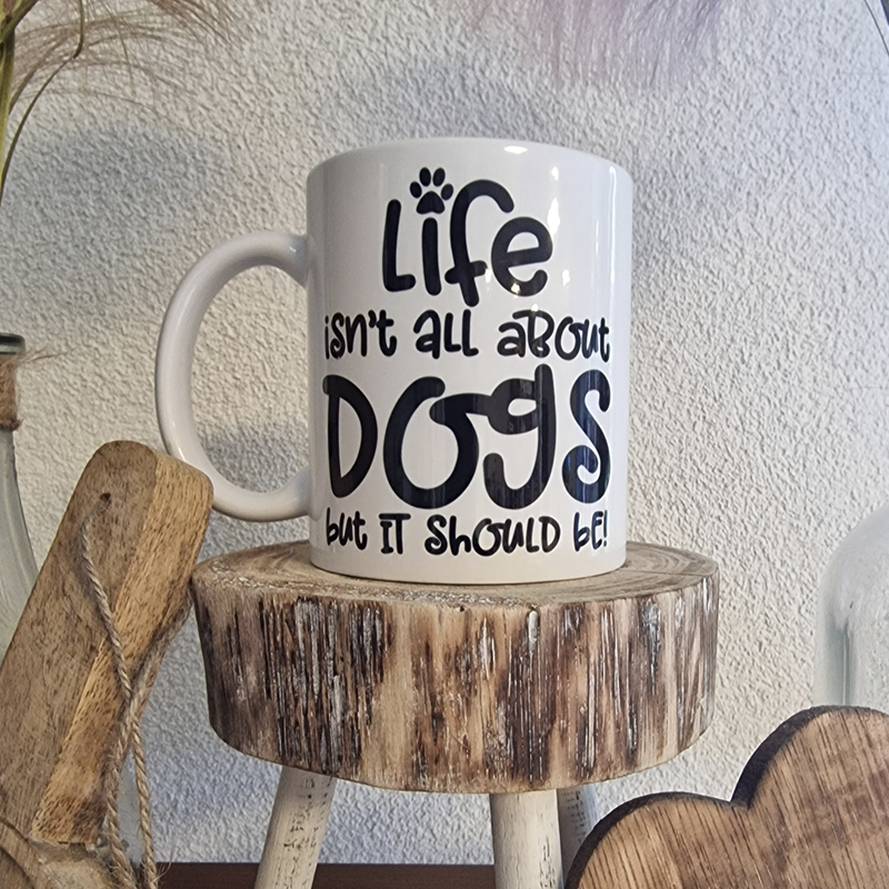 Mok met tekst &quot;Life isn[t all about dogs but it should be&quot;