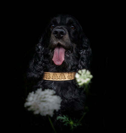 Leren handgemaakte lichtbruine halsband met tekst Baas